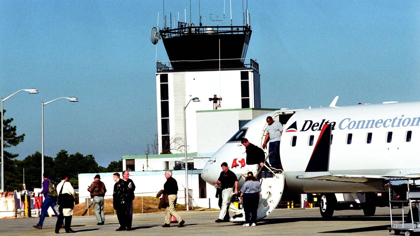 Eine Maschine von Delta Airlines (Archivbild): Die Fluggesellschaft hat einen blinden Passagier entdeckt.