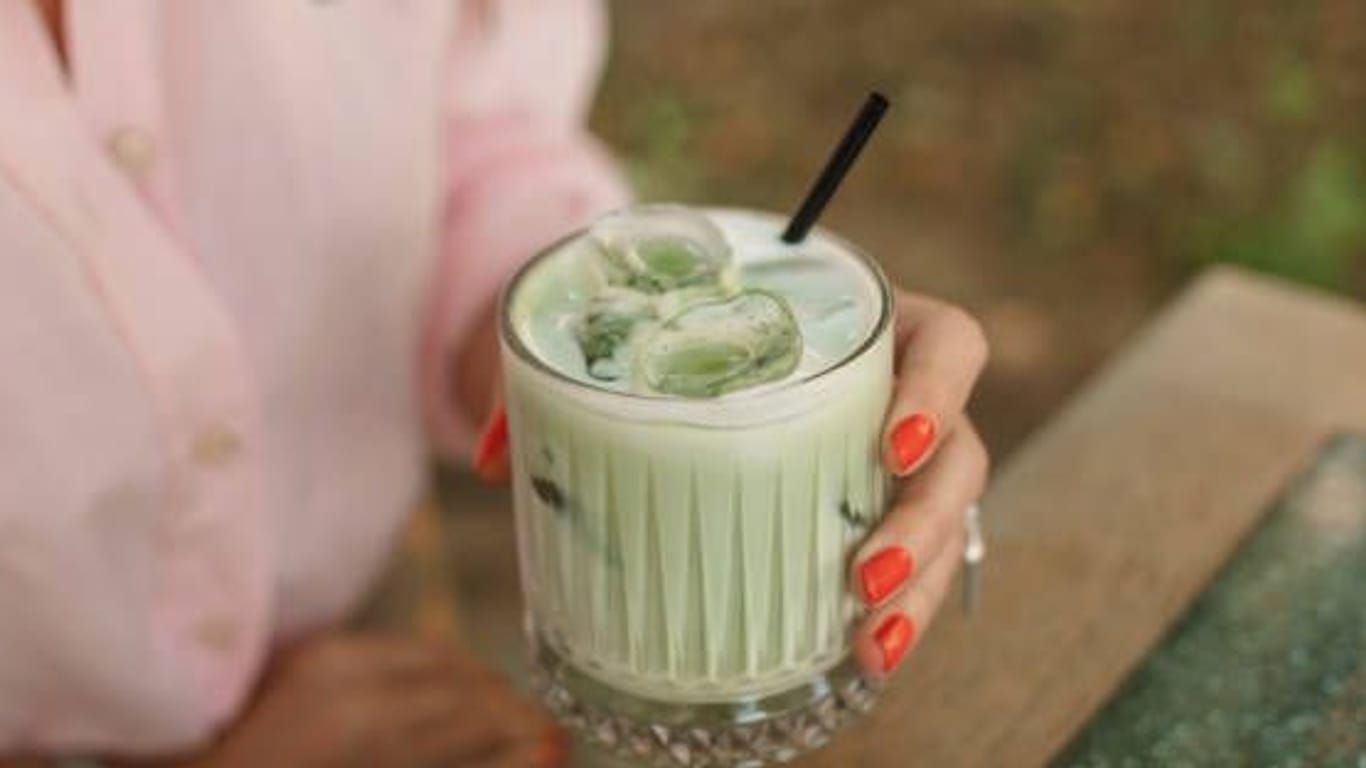 Iced Matcha Latte: Der zu feinstem Pulver vermahlene Grüntee ist eine besonders teure Teesorte.