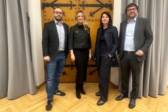 Die Vorsitzenden der Münchner Koalitionsfraktionen (v. l. n. r.): Christian Köning (SPD/Volt), Mona Fuchs (Grüne/Rosa Liste), Anne Hübner (SPD/Volt) und Sebastian Weisenburg (Grüne/Rosa Liste).