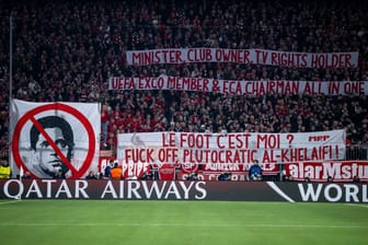 Plakate in der Bayern-Kurve: Der Klub entschuldigte sich für das Verhalten seiner Fans.