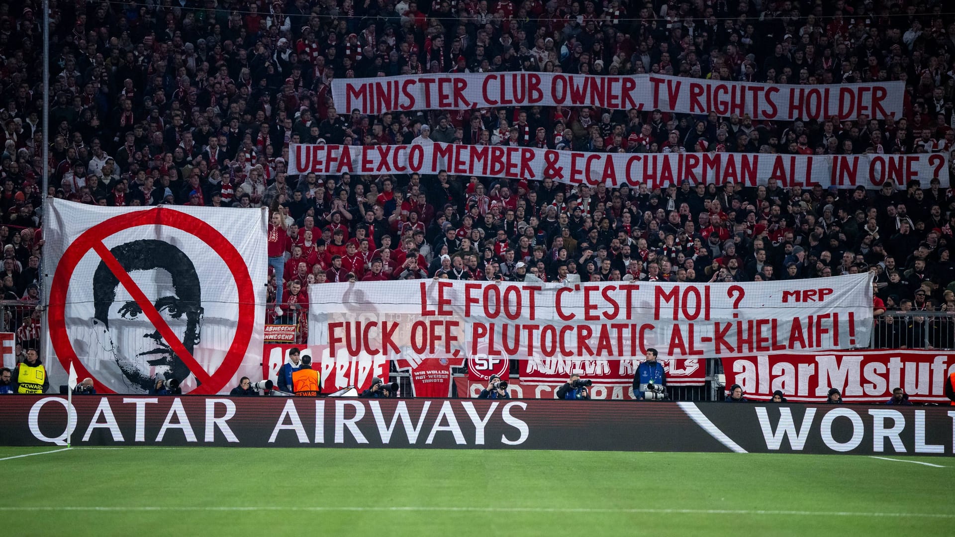 Plakate in der Bayern-Kurve: Der Klub entschuldigte sich für das Verhalten seiner Fans.