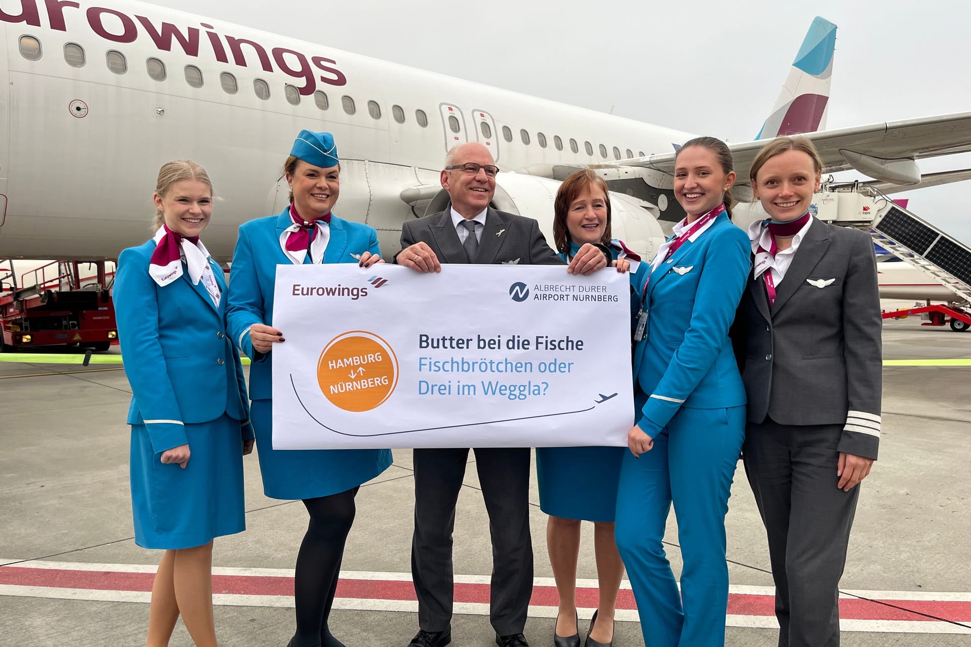 Am Montag war der Erstflug: Eine Eurowings-Crew feiert in Hamburg die neue Verbindung.