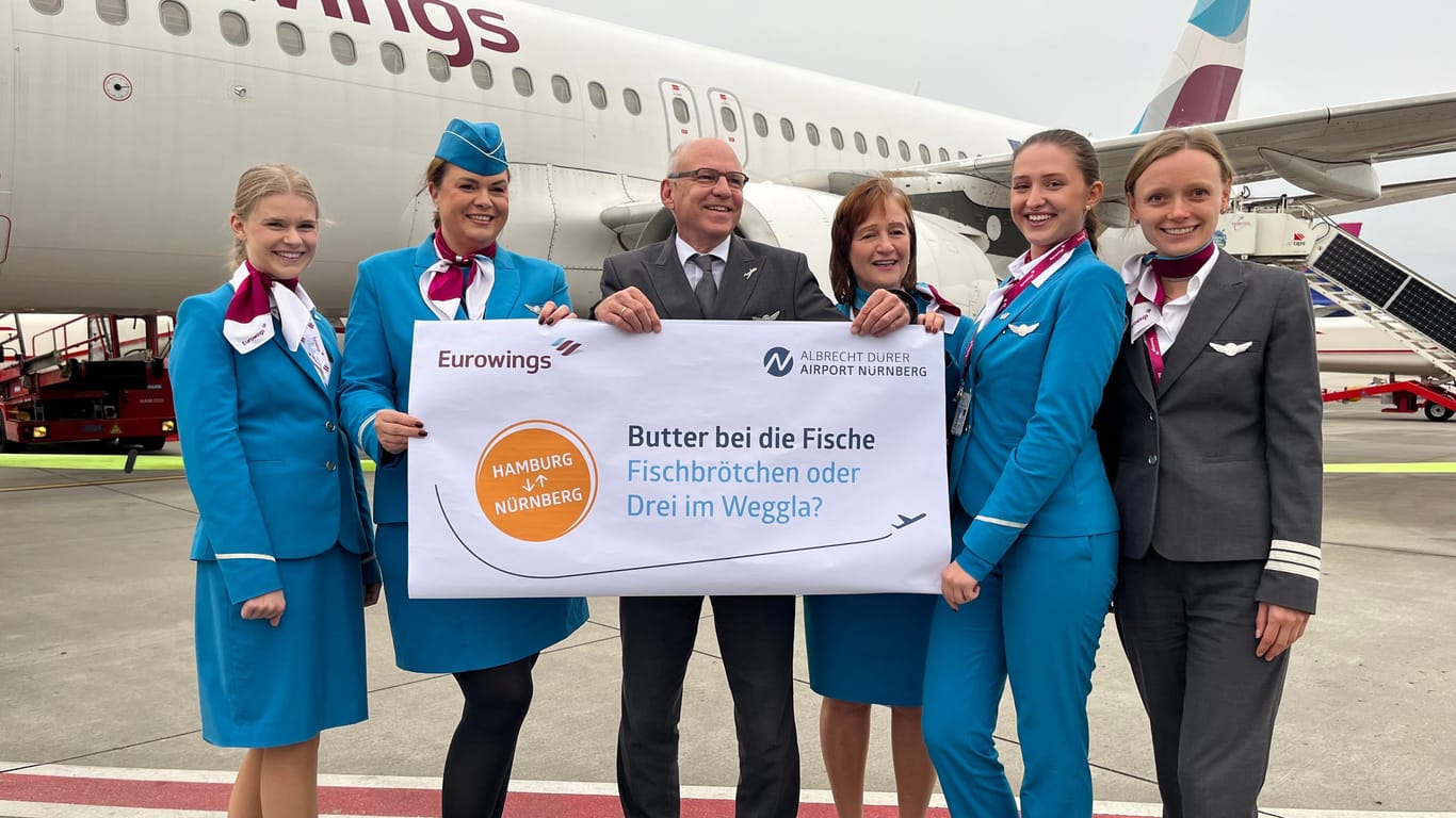 Am Montag war der Erstflug: Eine Eurowings-Crew feiert in Hamburg die neue Verbindung.