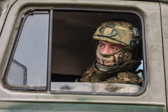 Ein russischer Soldat in der Ukraine: Die Überlebenserwartung von Rekruten aus Russland ist niedrig.