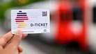 Deutschlandticket (Symbolbild): Insgesamt 13 Millionen Menschen nutzen das Ticket.