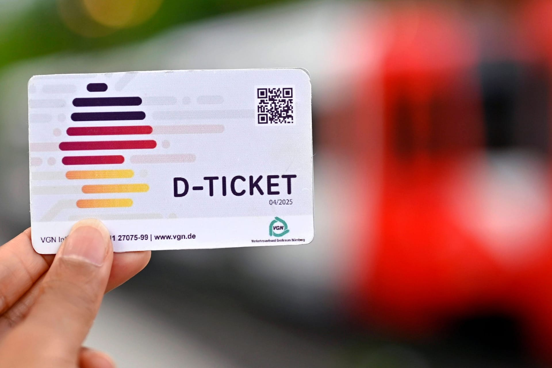 Deutschlandticket (Symbolbild): Insgesamt 13 Millionen Menschen nutzen das Ticket.