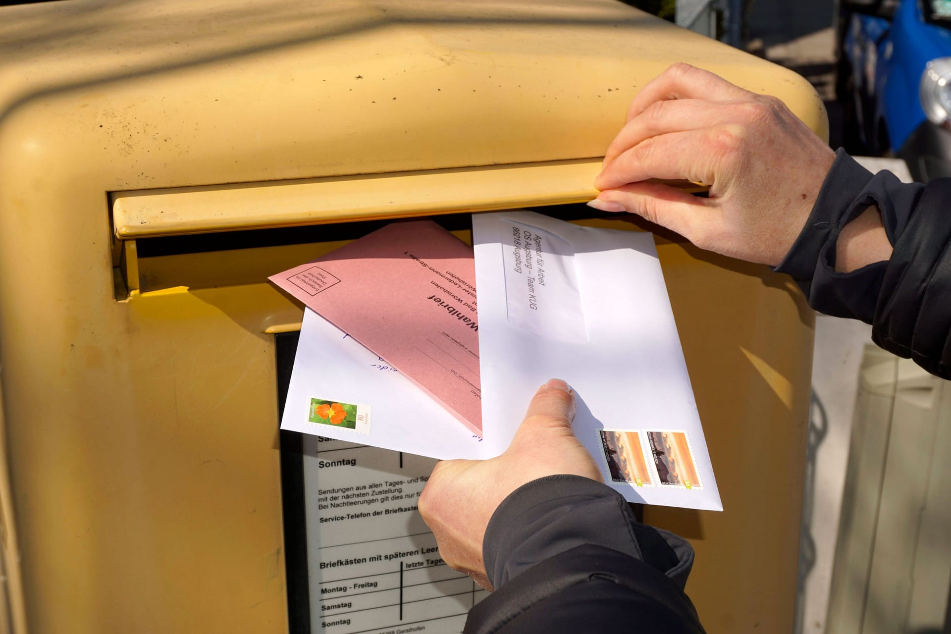 Einwurf: Auf Briefe und Postkarten müssen Verbraucher bald andere Marken kleben.