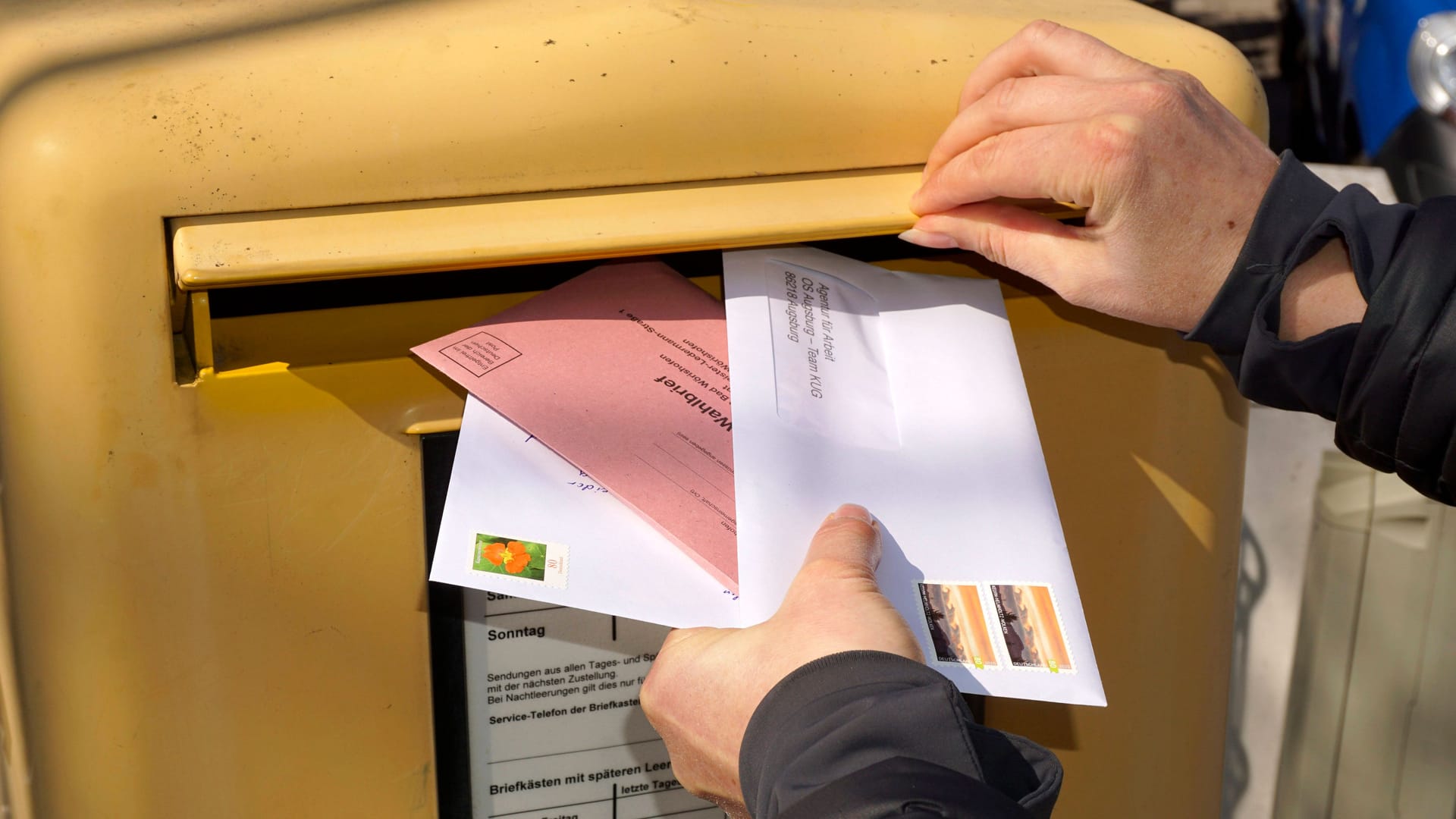 Einwurf: Auf Briefe und Postkarten müssen Verbraucher bald andere Marken kleben.