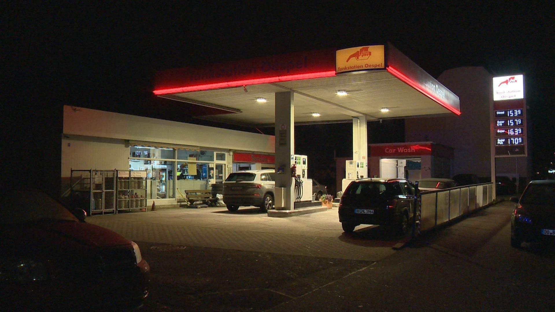 Ein verletzter Mann mit einer Schusswunde suchte gestern Nacht in einer Tankstelle Schutz.