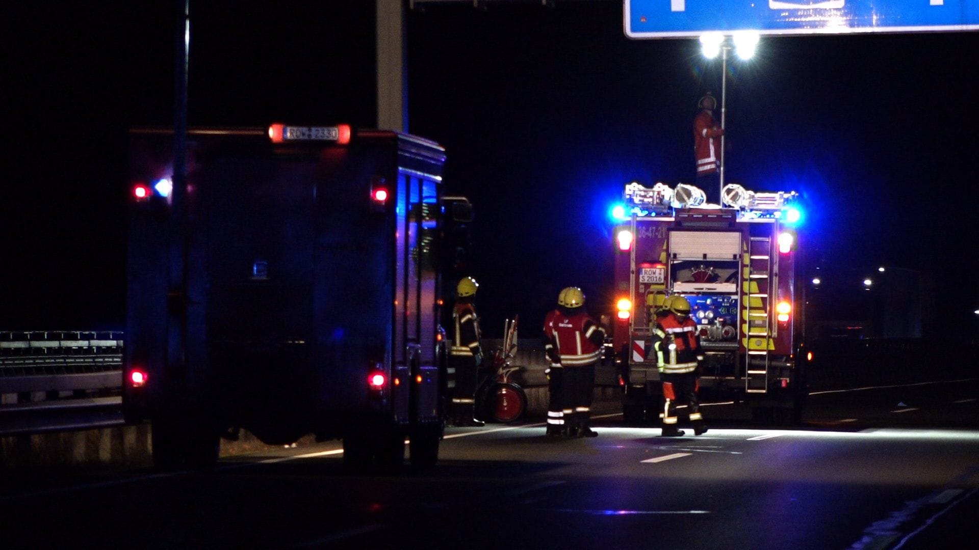 Rettungskräfte in der Nacht zu Freitag auf der A1.