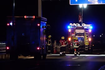 Rettungskräfte in der Nacht zu Freitag auf der A1.