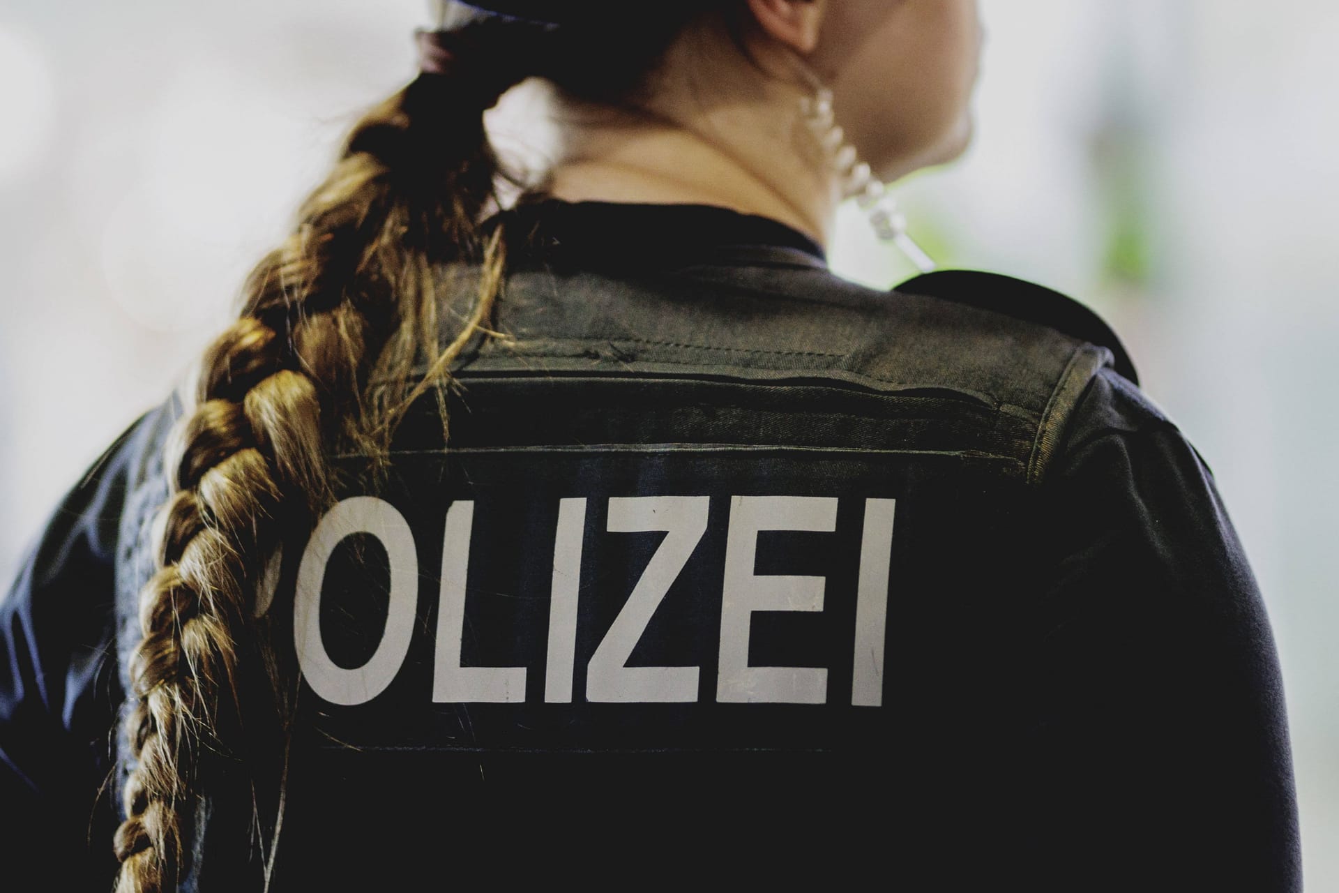 Eine Polizistin (Archivbild): Dieser Berufsgruppe wird besonders vertraut.