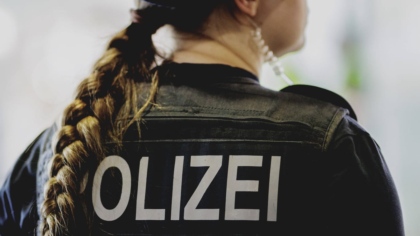 Eine Polizistin (Archivbild): In Berlin ist es zu einem Sexualdelikt seitens einer Beamtin gekommen.