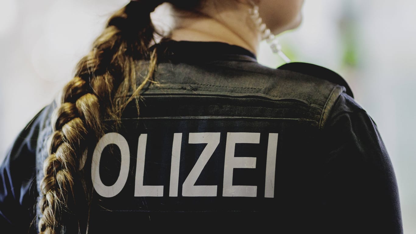 Eine Polizistin (Archivbild): In Berlin ist es zu einem Sexualdelikt seitens einer Beamtin gekommen.