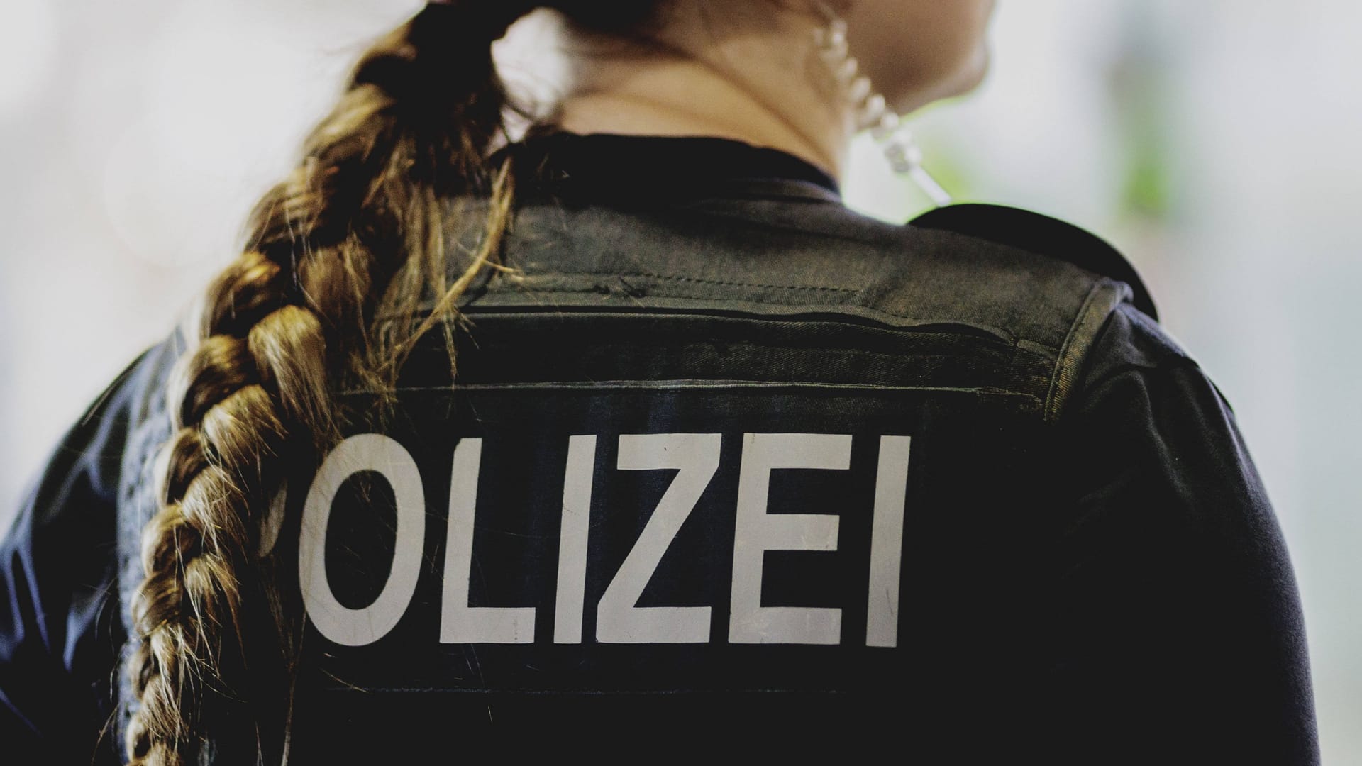 Eine Polizistin (Archivbild): Dieser Berufsgruppe wird besonders vertraut.