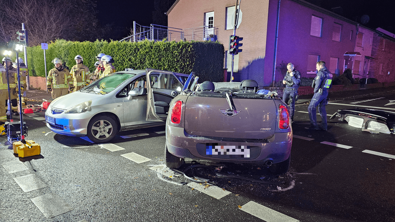 Die Polizei sperrte die Unfallstelle am Abend weiträumig ab.