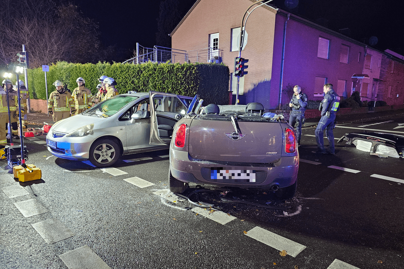 Die Polizei sperrte die Unfallstelle am Abend weiträumig ab.