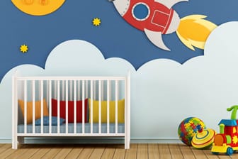 Kinderzimmer mit Babybett (Symbolfoto): Das Unternehmen Schardt unterhält insgesamt zwei Standorte.