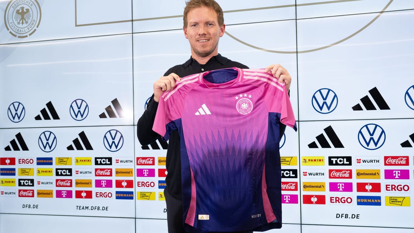 Bundestrainer Julian Nagelsmann mit dem EM-Trikot