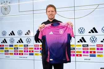 Bundestrainer Julian Nagelsmann mit dem EM-Trikot