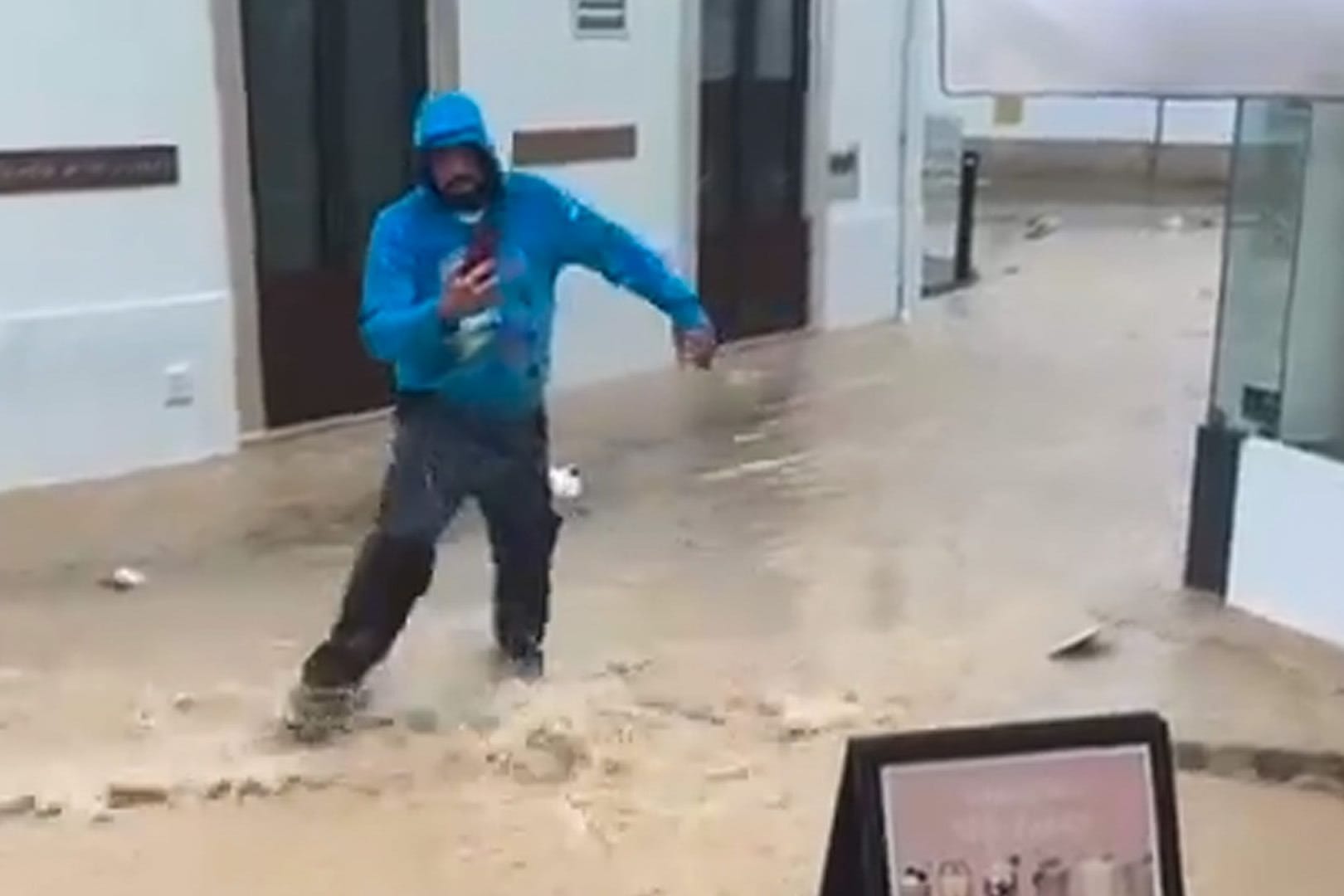 Sturzfluten strömen durch die Innenstadt von Albufeira.