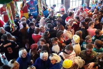 Karneval in einer Kölner Kneipe: Schon gesellig, aber weniger originell als gedacht.