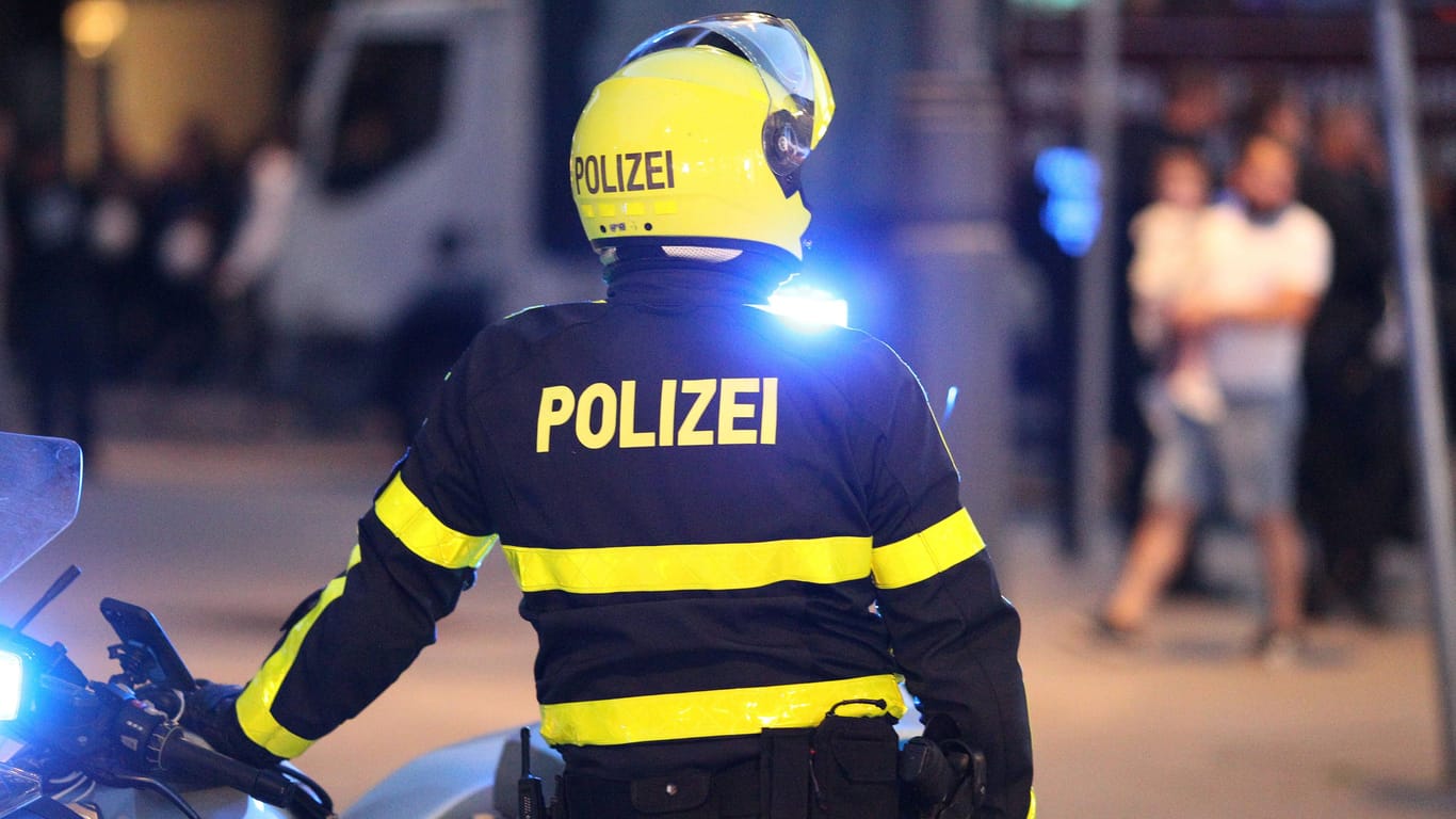 Ein Polizist aus Hamburg im Einsatz (Symbolbild): Am Dienstag wurde erfolgreich nach einem vermissten Mädchen gesucht.