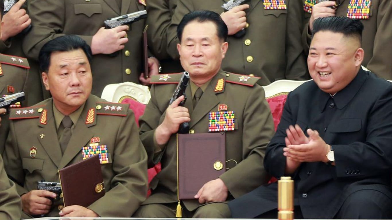 Kim Jong Un (r.) und General Kim Yong Bok (l.) bei einer Präsentation vor geschenkten Pistolen 2020.