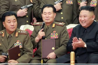 Kim Jong Un (r.) und General Kim Yong Bok (l.) bei einer Präsentation vor geschenkten Pistolen 2020.