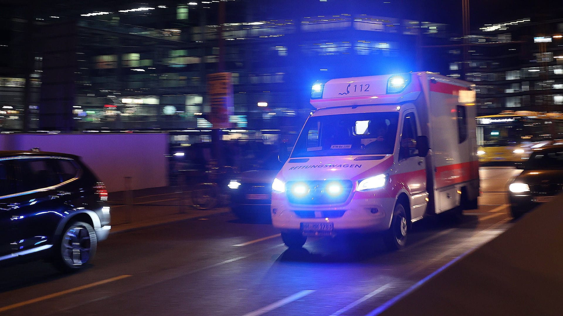 Rettungswagen im Einsatz (Archivbild): In einer Kneipe gerieten mehrere Personen mit Waffen aneinander.