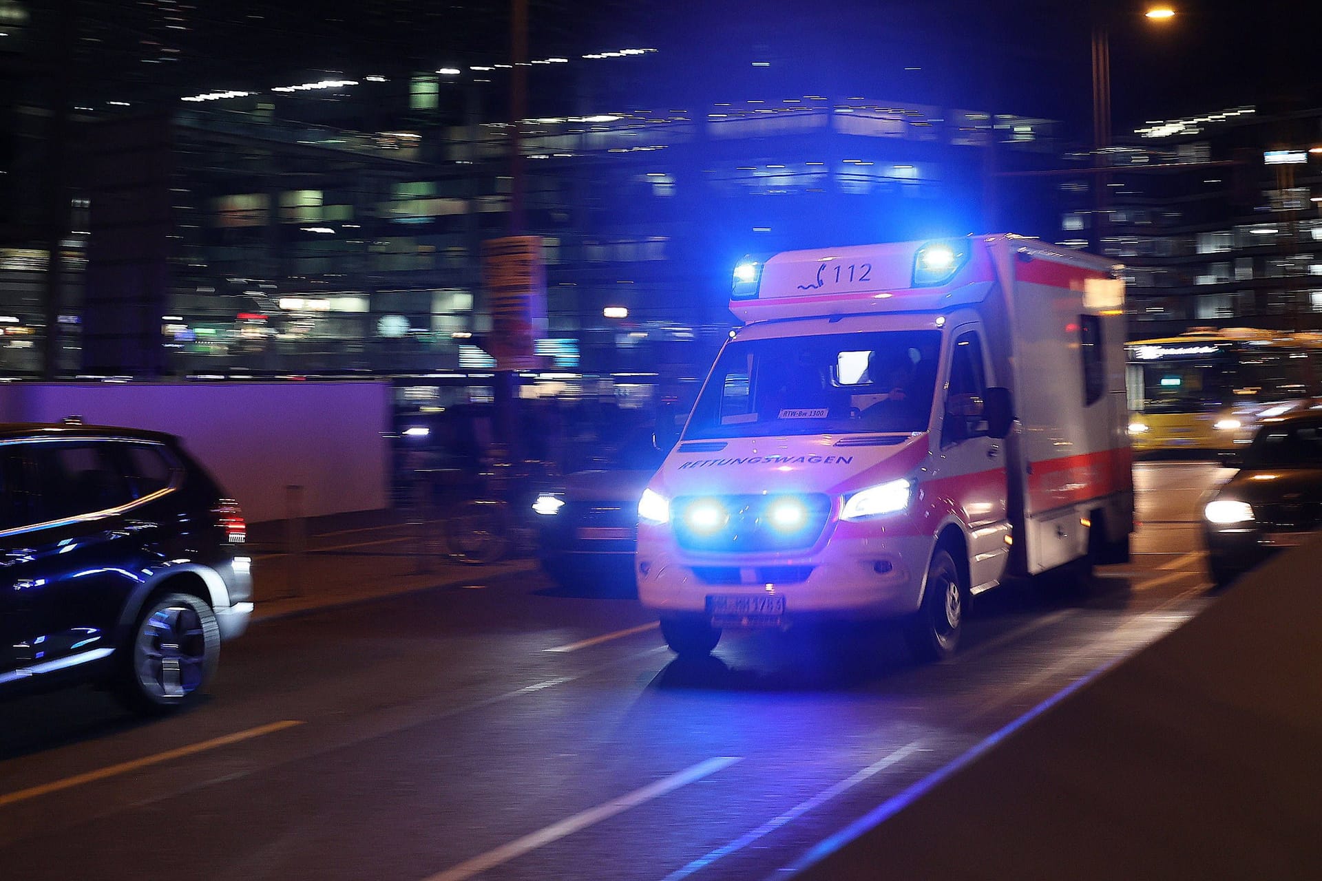 Rettungswagen im Einsatz (Archivbild): In einer Kneipe gerieten mehrere Personen mit Waffen aneinander.