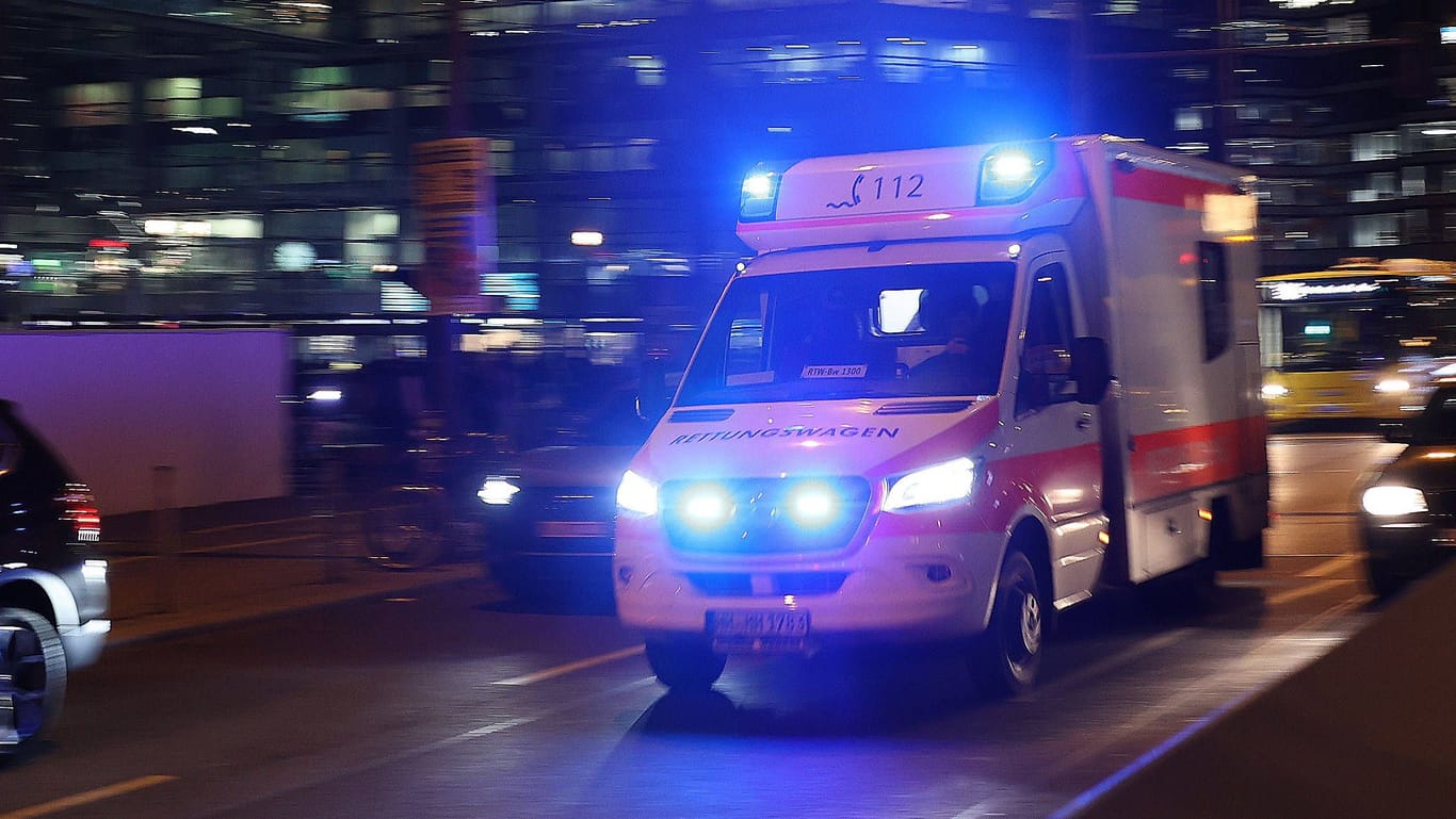 Rettungswagen im Einsatz (Archivbild): In einer Kneipe gerieten mehrere Personen mit Waffen aneinander.