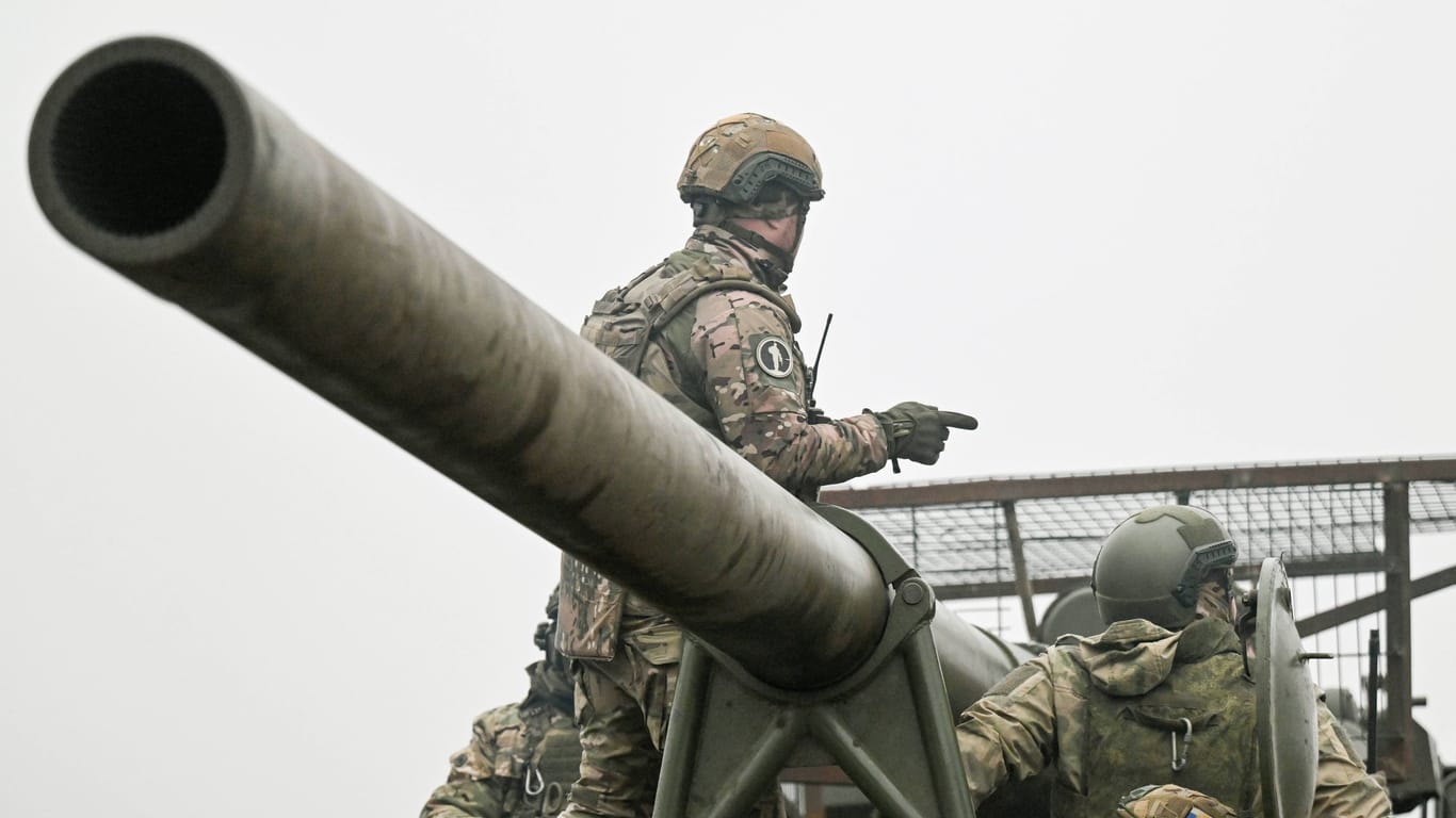 Russische Soldaten auf einem Panzer (Symbolbild): Die Ukraine hat Ermittlungen gegen Russland eingeleitet.