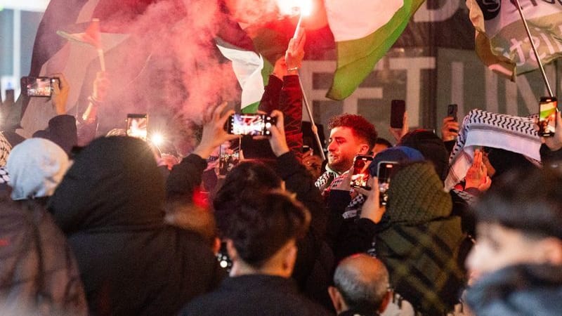 Ein Teilnehmer einer propalästinensischen Demonstration hält eine bengalische Fackel: Mehrere Hundert Menschen demonstrierten für Solidarität mit Palästina. Sie forderten unter anderem ein Ende der Waffenlieferungen nach Israel und ein Ende des Kriegs im Gazastreifen.