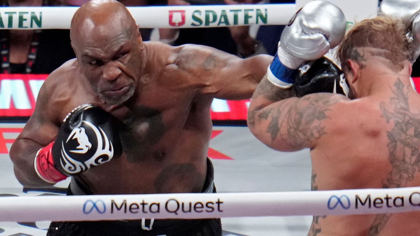 Mike Tyson (l.) im Duell mit Jake Paul: Am Ende setzte es für die Box-Legende eine Niederlage.