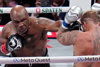 Mike Tyson (l.) im Duell mit Jake Paul: Am Ende setzte es für die Box-Legende eine Niederlage.