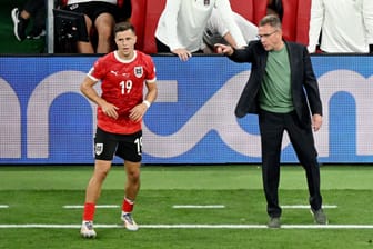 Trainer Ralf Rangnick (r) und Christoph Baumgartner