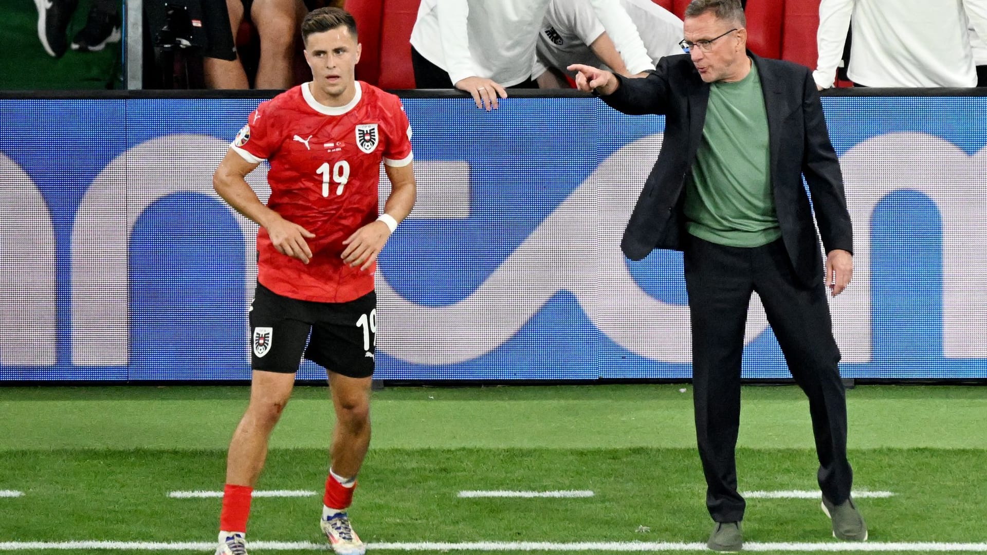 Trainer Ralf Rangnick (r) und Christoph Baumgartner