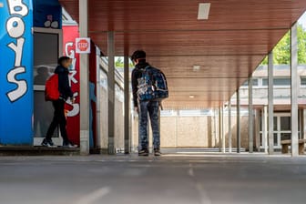 Schüler vor einer Schultoilette in NRW. (Symbolfoto)