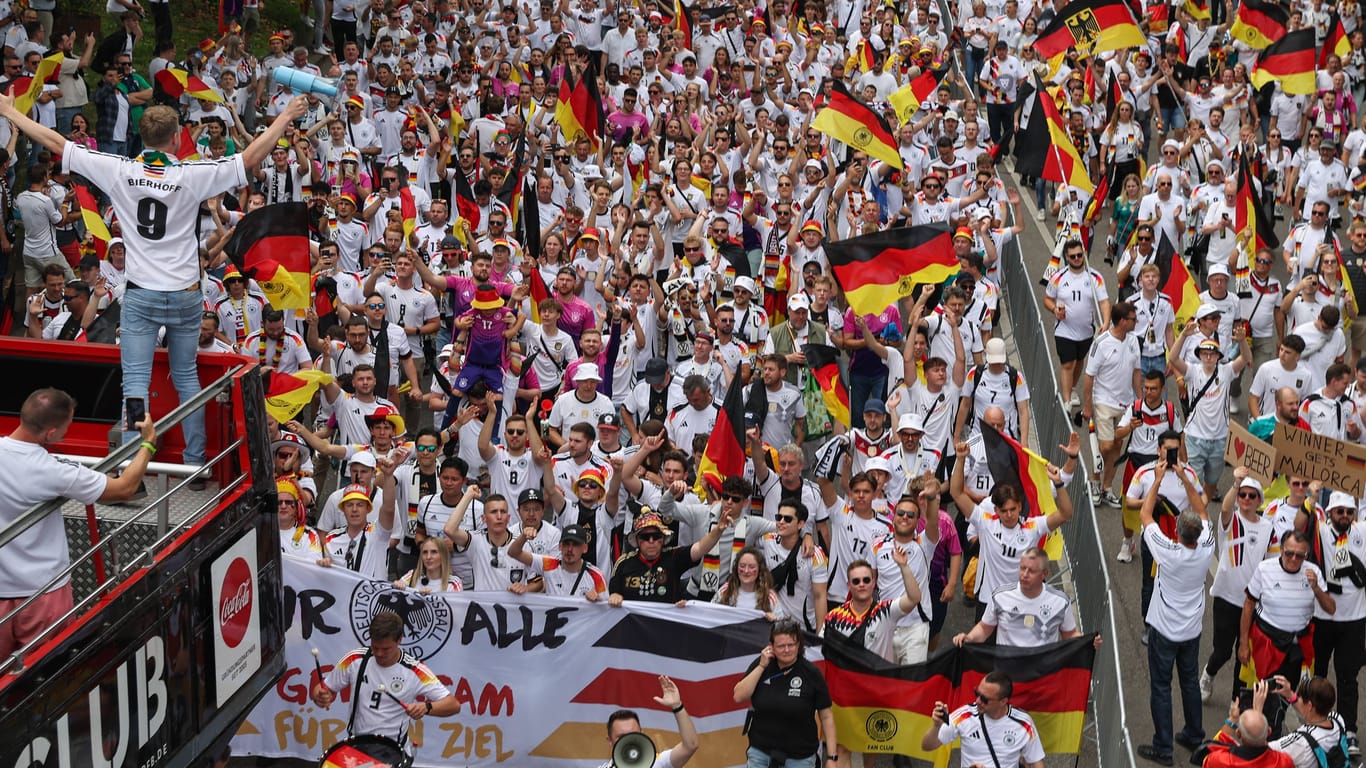 Deutsche Fans beim Fanmarsch vor dem EM-Viertelfinale gegen Spanien.