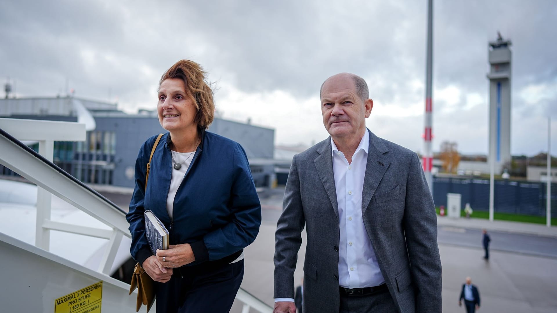 Olaf Scholz fliegt mit seiner Ehefrau Britta Ernst zu G20-Gipfel nach Rio de Janeiro: Der Bundeskanzler reist innenpolitisch angeschlagen nach Brasilien.