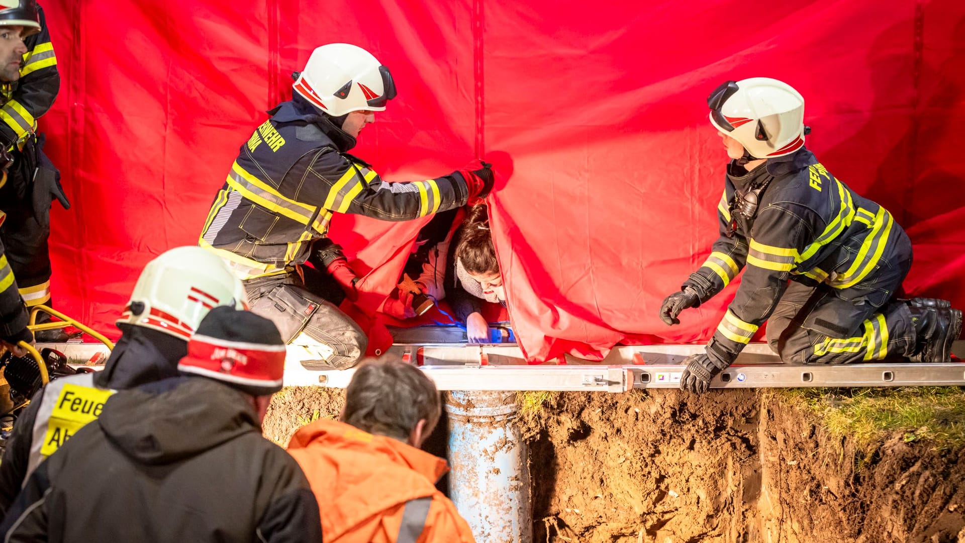 Valentin (2) verschwindet in metertiefen, schmalen Rohr zum Drainageschacht und steckt fest – Dramatische Stunden auf dem Sonnenstein in Pirna – Rettung bei Eiseskälte aus einem engen Drainagerohr