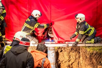 Valentin (2) verschwindet in metertiefen, schmalen Rohr zum Drainageschacht und steckt fest – Dramatische Stunden auf dem Sonnenstein in Pirna – Rettung bei Eiseskälte aus einem engen Drainagerohr