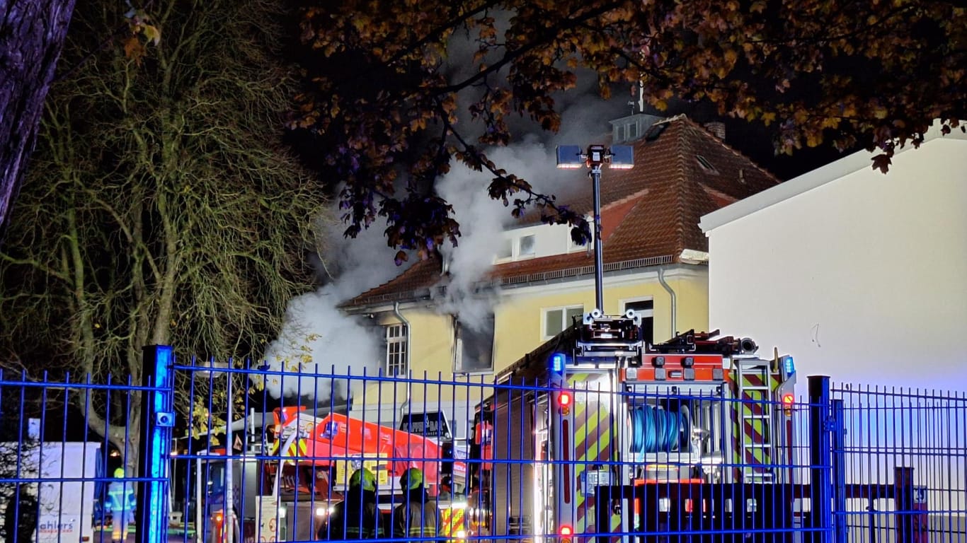 Einsatz der Feuerwehr Bremen: Das Vereinsheim am Yachthafen neben dem Weserstadion in Bremen hat in der Nacht von Sonntag auf Montag gebrannt.