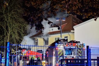 Einsatz der Feuerwehr Bremen: Das Vereinsheim am Yachthafen neben dem Weserstadion in Bremen hat in der Nacht von Sonntag auf Montag gebrannt.