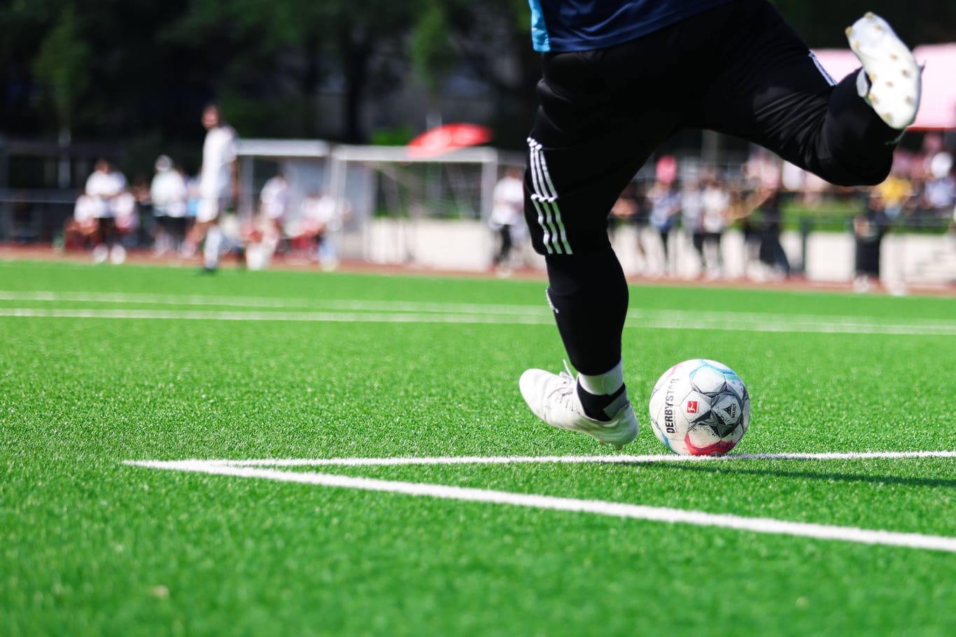 Ein Fußballplatz (Archivbild): In Berlin gibt es mehrere Verletzte nach einem Fußballspiel.