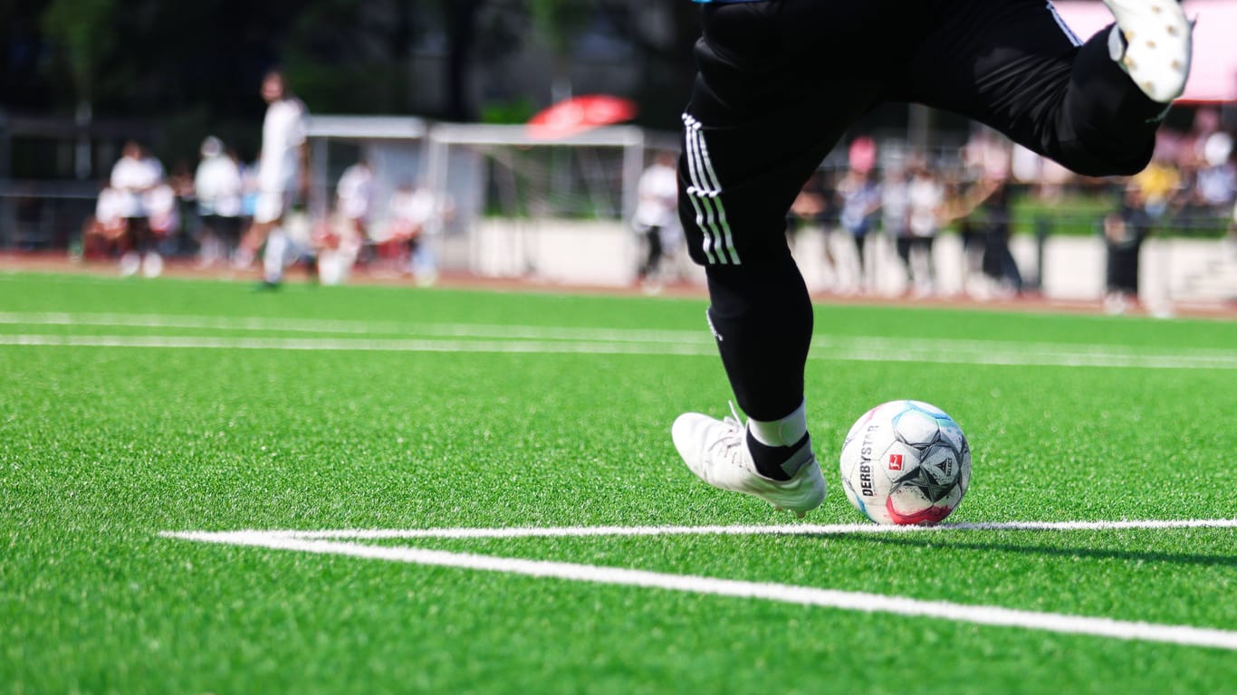 Ein Fußballplatz (Archivbild): In Berlin gibt es mehrere Verletzte nach einem Fußballspiel.