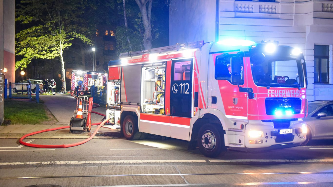 Feuerwehr im Einsatz (Symbolfoto): Die Identität der Toten muss noch geklärt werden.