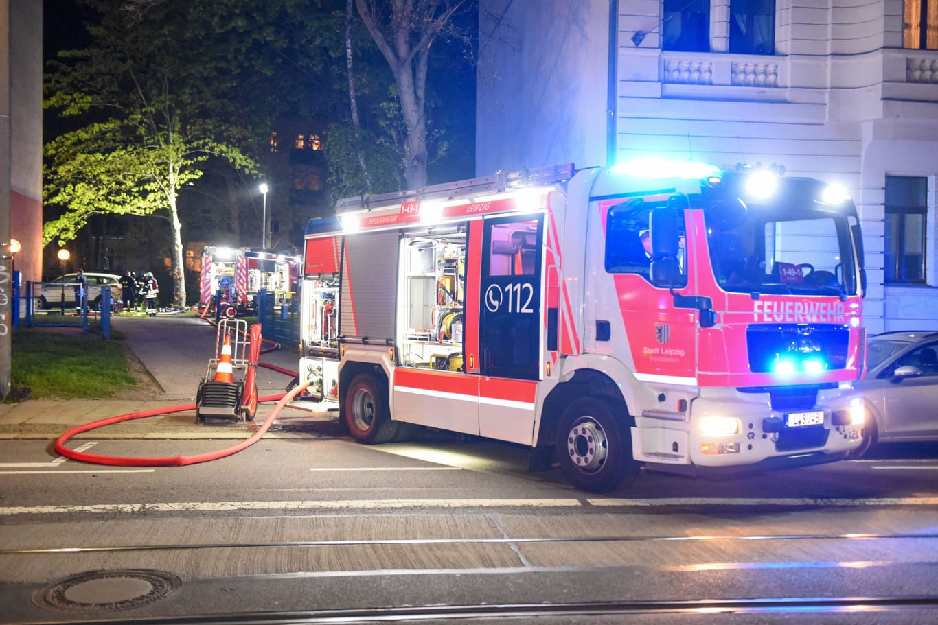 Feuerwehr im Einsatz (Symbolfoto): Die Identität der Toten muss noch geklärt werden.