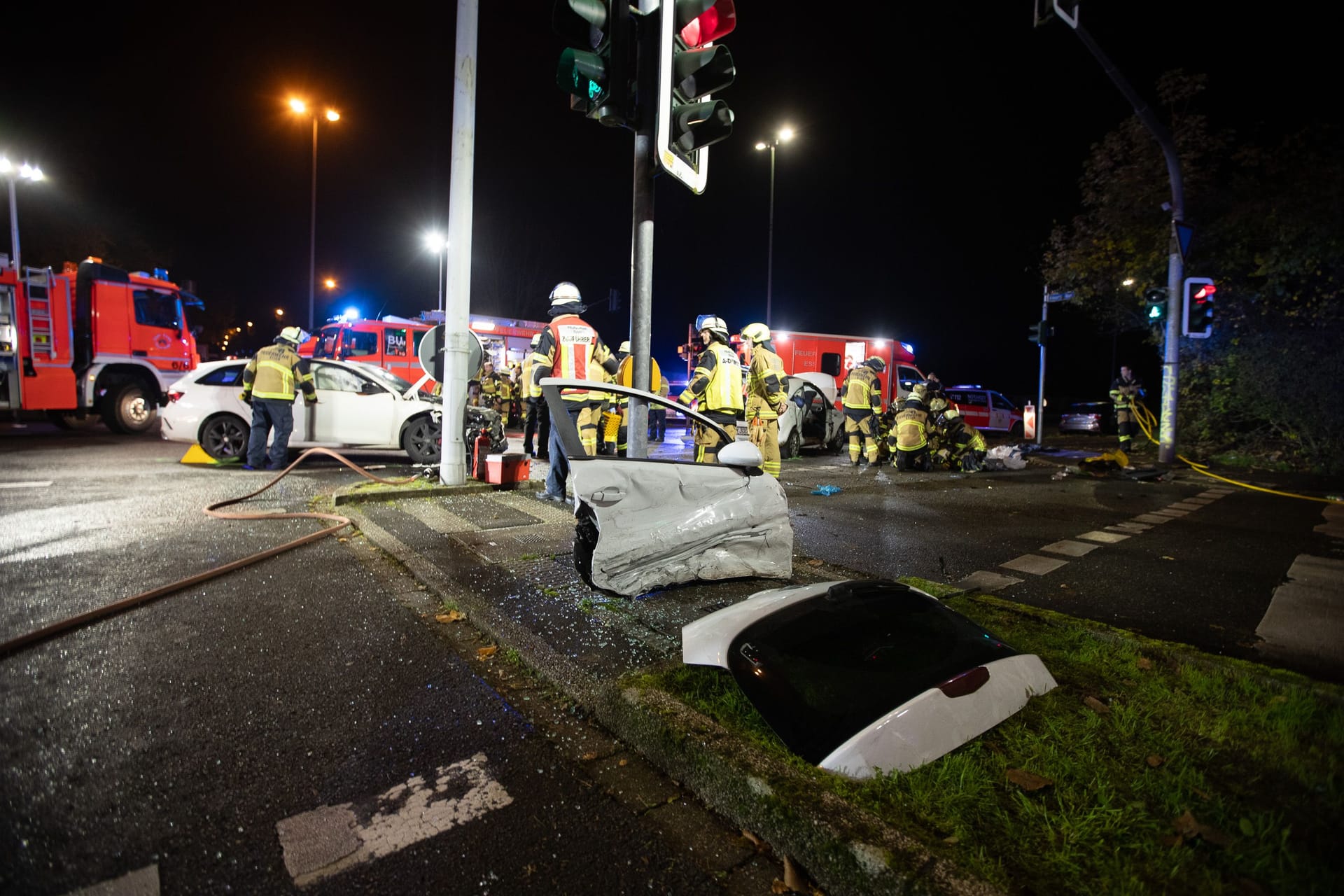 Die Feuerwehr musste am Donnerstagabend mehrere Menschen aus ihren Fahrzeugen befreien. Zuvor war es zu einem Zusammenstoß zweier Fahrzeuge gekommen.